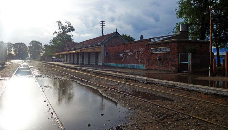 La estación de Río Colorado, en el alto valle. La estación de Río Colorado, en el alto valle.