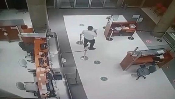 El escalofriante video de un guardia hablando con un paciente muerto