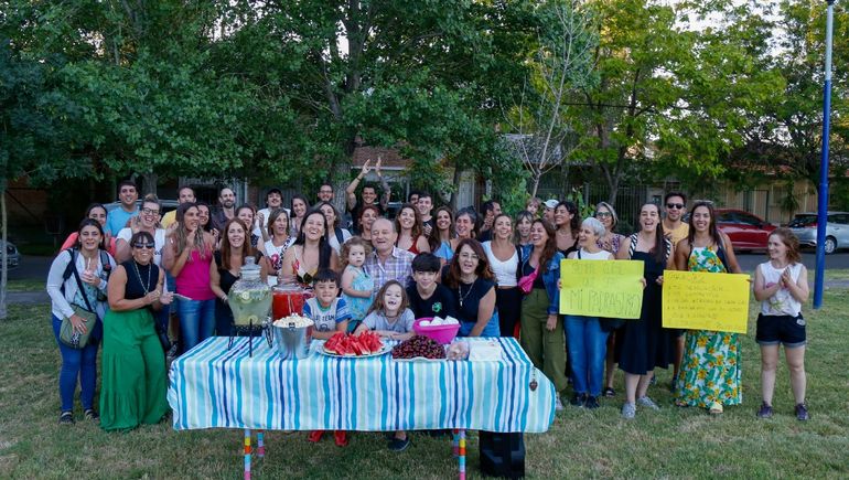 Cumplió 70 años y fue sorprendido con un multitudinario festejo en una plaza neuquina
