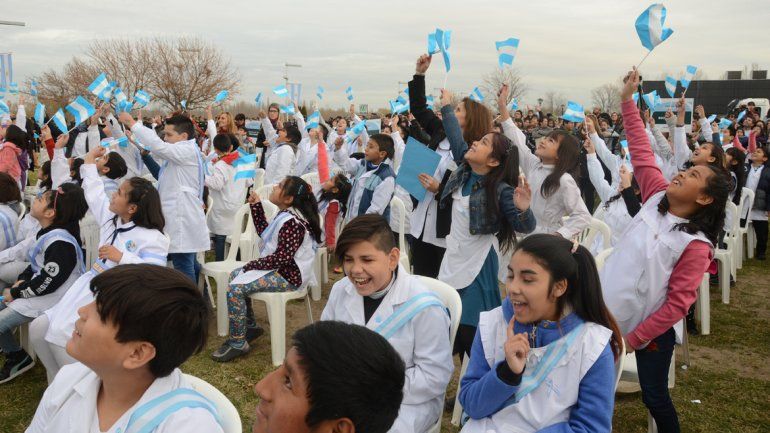 Pese al frío, una multitud acompañó el acto por el Día de la Bandera