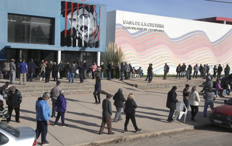 En Centenario hubo largas colas para colocarse la vacuna antigripal.