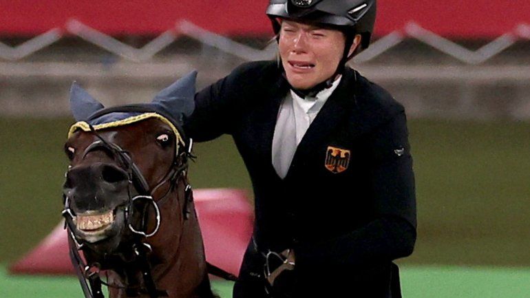 Annika Schleu llora desconsolada de impotencia. El caballo también sufre.