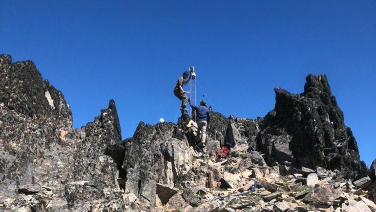 La Fundación Tierras Patagónicas instala cámaras de detección de incendios forestales en la cordillera