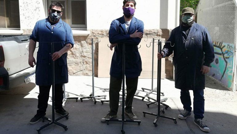 Los docentes ya donaron nueve soportes a geriátricos y otros 10, más sofisticados, al Hospital Castro Rendón.