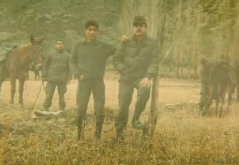 “Estábamos desayunando en el casino de suboficiales y por la televisión el periodista de ATC José Gómez Fuentes anuncia que recuperamos las Malvinas. Nos miramos unos a otros, todo era una gran incógnita. Así nos enteramos”, cuenta Rubén Carrupan. La foto (Carrupan es el de la izquierda) fue sacada cerca de Pino Hachado, unos años antes de la guerra.