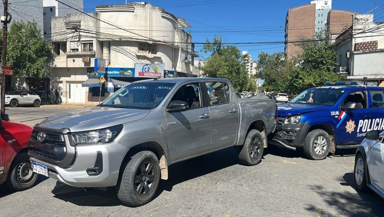 Santa Fe: chocó y se fugó arrastrando la moto debajo de su camioneta