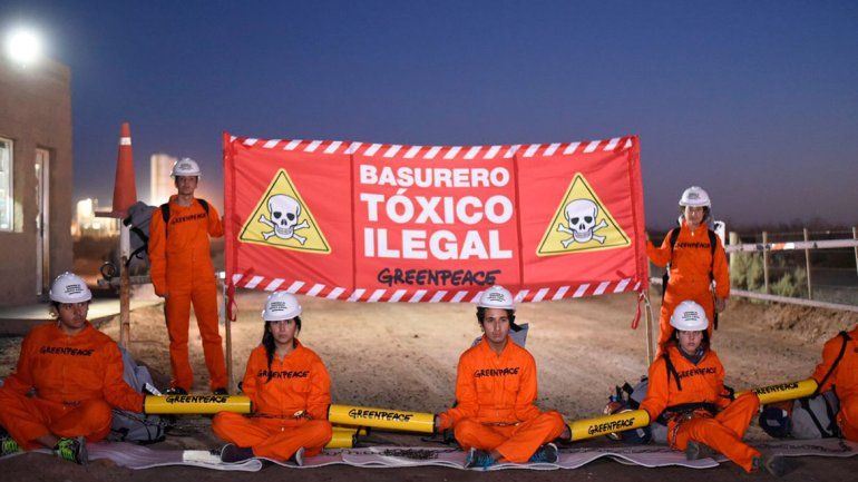 Greenpeace protesta en un basural petrolero de Añelo