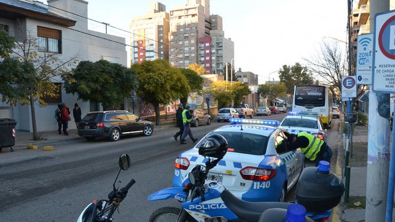 No alcanzó a frenar y casi quedó debajo de un colectivo