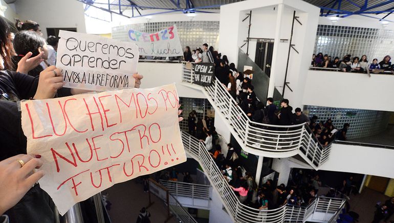 Caos en el CPE: así fue la ruidosa protesta de estudiantes secundarios