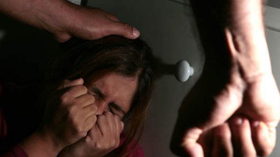 Antes de entrar a la casa, los intrusos acuchillaron a la perra de la familia. El móvil habría sido un robo, pero hay quienes no descartan un ajuste de cuentas.