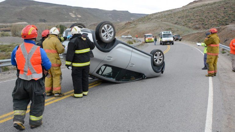Cuatro neuquinos resultaron heridos en un vuelco en Ruta 40