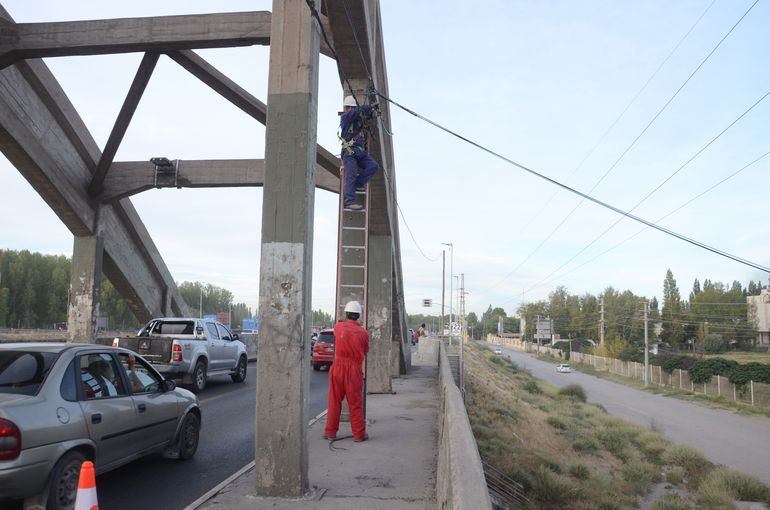 Los trabajos en el puente sorprendieron a los automovilistas. Los trabajos en el puente sorprendieron a los automovilistas.