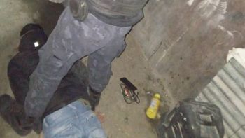 Uno de los dos detenidos por la policía de Chubut, luego de la pelea a tiros entre dos bandos en el barrio Guayra, de Trelew. Uno de los dos detenidos por la policía de Chubut, luego de la pelea a tiros entre dos bandos en el barrio Guayra, de Trelew.