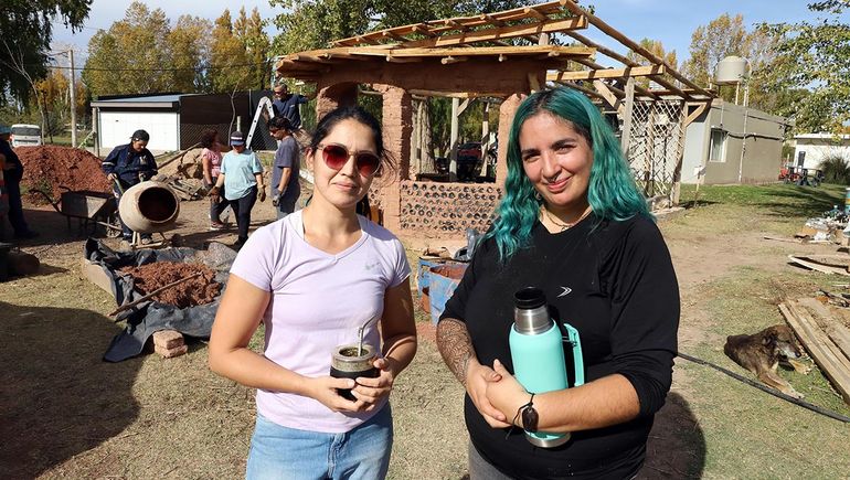 Malela Ceballos y Marina Andueli son jóvenes que buscan hacerse su casa de ebarro.