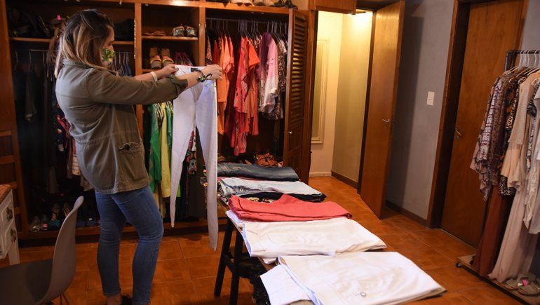 La ropa se deja a consignación y luego se da la opción de recibir dinero o un crédito para llevarse otra prenda.