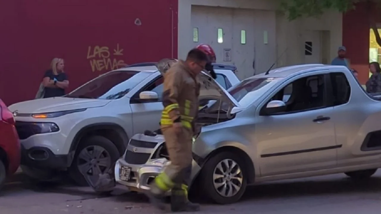 De película: ladrón huyó con la dueña de la camioneta colgada y se chocó todo