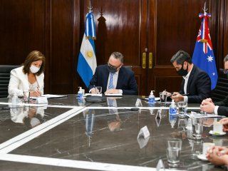 Carreras y Kulfas firmaron un acuerdo con una empresa australiana para desarrollar proyectos verdes en Río Negro.