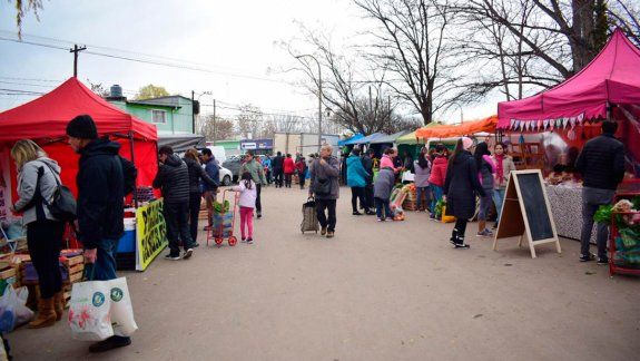 Feriantes le tapan la boca a los comerciantes críticos de la moda circular y los showrooms
