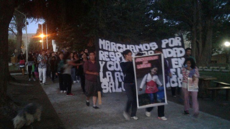 Familiares y vecinos durante la marcha realizada en reclamo de justicia.