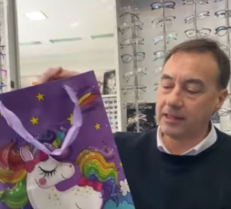 Lucas Pérez, el óptico de Trelew, con la bolsa que usaban las mecheras para robar y que despertó sus sospechas. Lucas Pérez, el óptico de Trelew, con la bolsa que usaban las mecheras para robar y que despertó sus sospechas. 