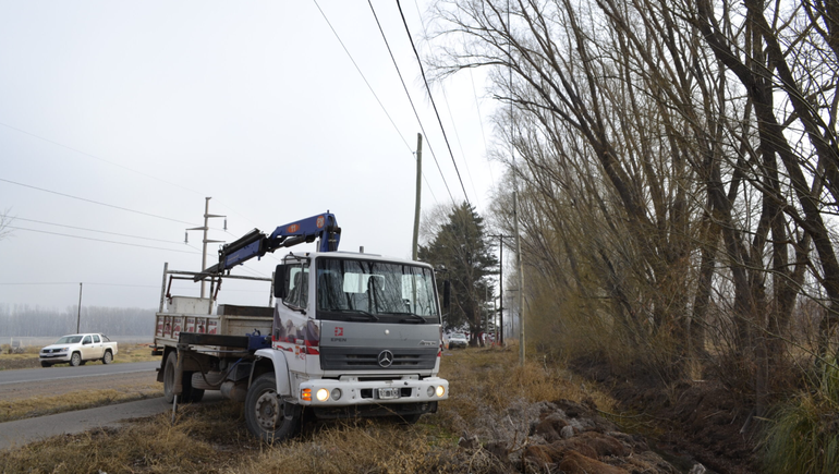 Personal del EPEN lleva adelante un corte de luz en Villa la Angostura este martes. Personal del EPEN lleva adelante un corte de luz en Villa la Angostura este martes.