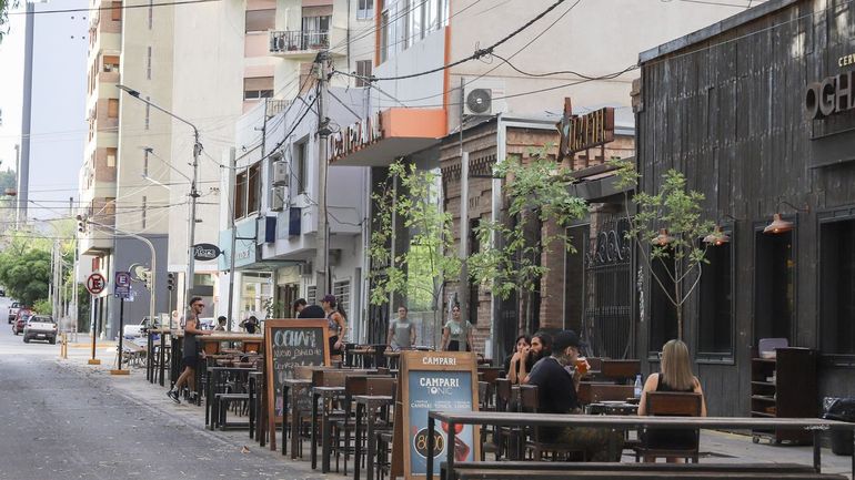 ¿Mesas o estacionamiento? Gastronómicos y comerciantes se suman al debate