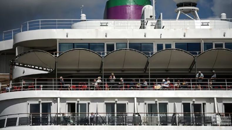 El crucero Ambassador Cruise Line se encuentra atracado en la ciudad francesa de Burdeos. | LM Neuquen El crucero Ambassador Cruise Line se encuentra atracado en la ciudad francesa de Burdeos.