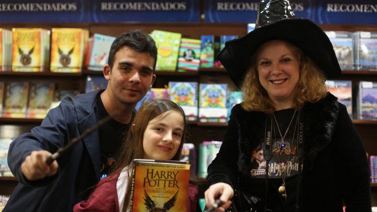 Los chicos se acercaron a las librerías para leer sobre su mago preferido.