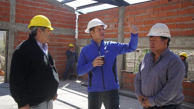 Omar Gutiérrez recorrió obras en Chos Malal
