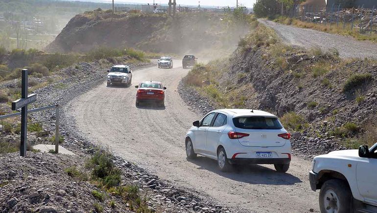 Lo vehículos se desvían por una camino de tierra cerca del Mercado Concentrador para esquivar el corte de la Ruta 7. Lo vehículos se desvían por una camino de tierra cerca del Mercado Concentrador para esquivar el corte de la Ruta 7.