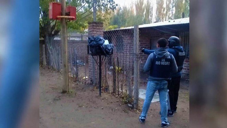 Trío y robo: un grupo de hombres armados atacó la casa de una de las sospechosas