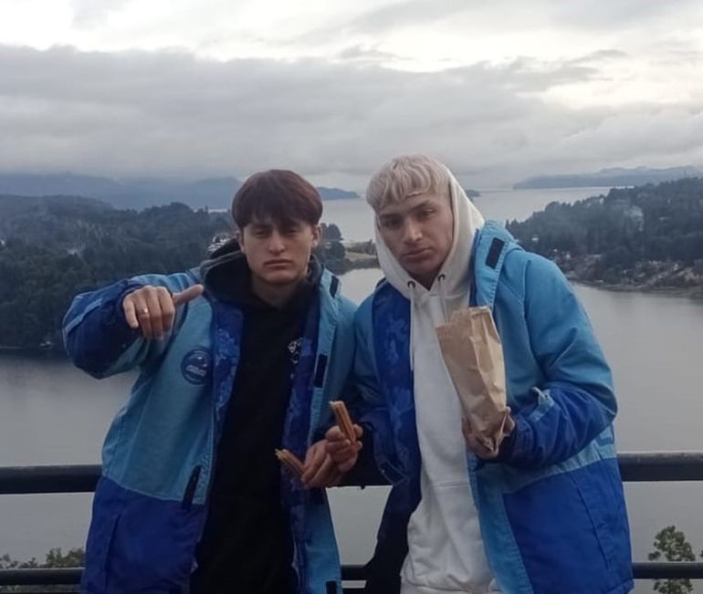 Thiago durante su viaje de egresados en Bariloche. 