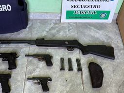 Las armas secuestradas a los supuestos cazadores furtivos sorprendidos en un campo cercano a Balsa Las Perlas. Las armas secuestradas a los supuestos cazadores furtivos sorprendidos en un campo cercano a Balsa Las Perlas.