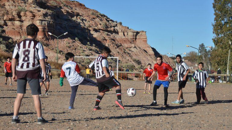 Los pibes despuntaron el gusto por la pelota con las familias en el público.