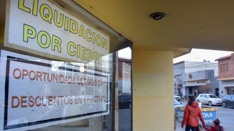 Algunos comercios cierran y liquidan todo