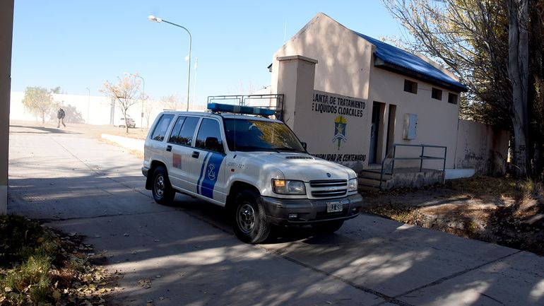 El móvil de Prefectura Naval , auxiliar de la Justicia Federal en causas e inspecciones oculares. El móvil de Prefectura Naval , auxiliar de la Justicia Federal en causas e inspecciones oculares.