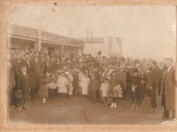 Colonia Rusa en el Alto Valle. Primera inauguración de la Escuela nº 31 en la casa de Isaac Locev. (Foto: Agradecimiento a Laura Riskin) Colonia Rusa en el Alto Valle. Primera inauguración de la Escuela nº 31 en la casa de Isaac Locev. (Foto: Agradecimiento a Laura Riskin)