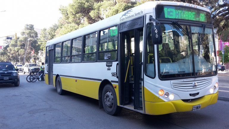 Colectivo roto en la Avenida Argentina.