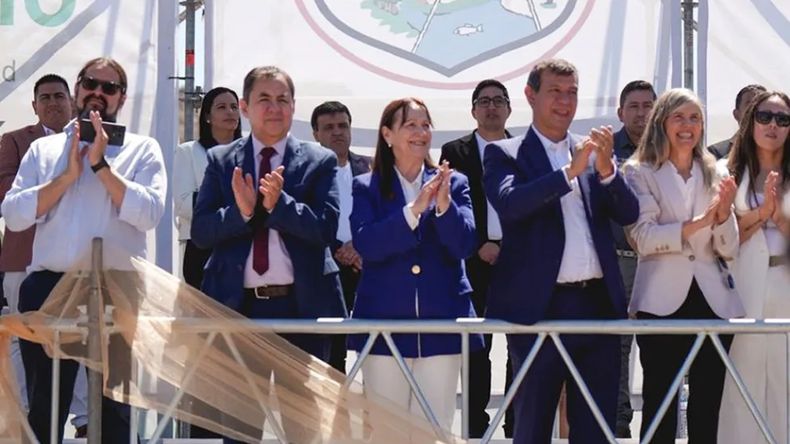 El intendente Fernando Banderet y la titular de la Legislatura, Zulma Reina, encabezaron la celebración del aniversario de Añelo.