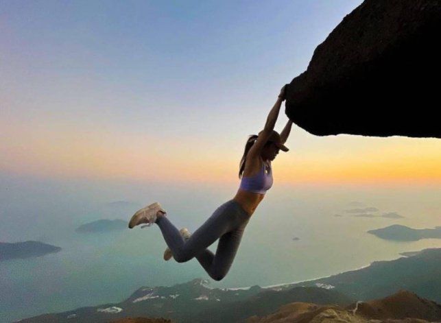 Influencer murió por intentar una riesgosa foto en un acantilado