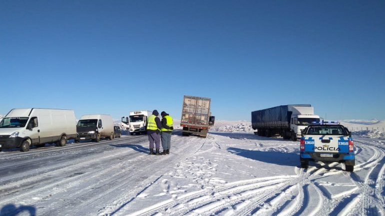 Demoras de 4 horas por el choque de dos camiones en la Bajada del Collón Cura