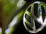FOTO DE ARCHIVO. Un logotipo del fabricante de automóviles alemán Volkswagen se ve en un automóvil estacionado en una calle de París, Francia. 9 de julio de 2020. REUTERS/Christian Hartmann