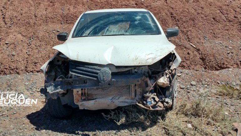 En una maniobra de sobrepaso, mordió la banquina y se fue contra la barda