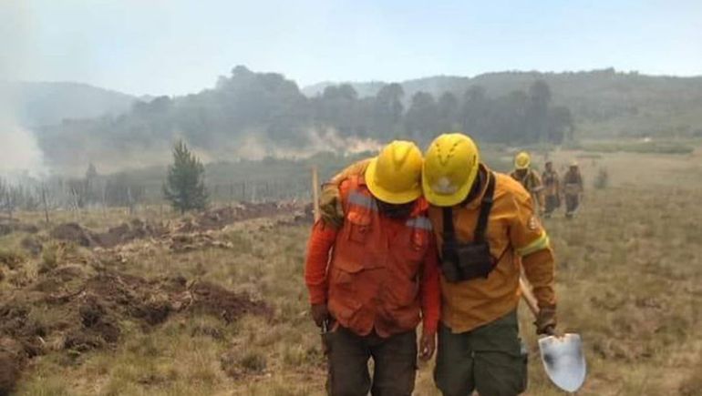 Quillén: la conmovedora imagen de los brigadistas en su guerra contra las llamas