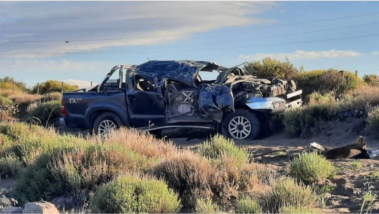 La Toyota Hilux gris volcó en una ruta de ripio. Dos personas perdieron la vida.