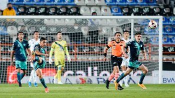 Salvador Reyes le pegó desde lejos con el arco vacío porque Ustari fue a cabecear. Golazo. Salvador Reyes le pegó desde lejos con el arco vacío porque Ustari fue a cabecear. Golazo.