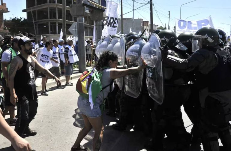 Tensión en La Matanza: Gendarmería desaloja piquete contra Mercado Libre