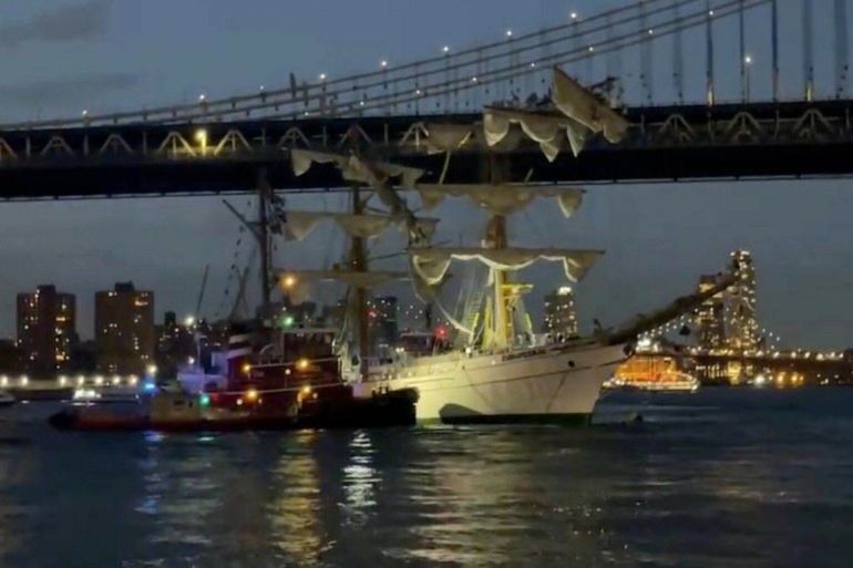 Buque mexicano chocó contra el puente de Brooklyn y dejó al menos dos muertos y heridos