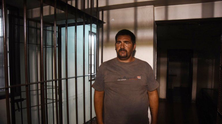 Jorge Omar García entra al calabozo de la sede judicial tras la audiencia.