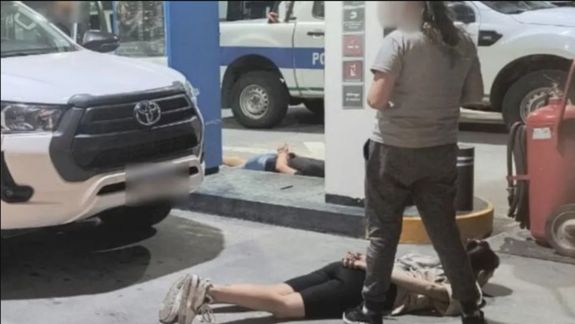 El sospechoso fue seguido por la policía de Chubut y sorprendido cuando el conductor de la Toyota Hilux en la que se fugaba paró a cargar nafta.&nbsp;